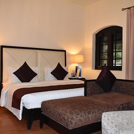Ramada Plaza By Wyndham Karachi Airport Hotel Экстерьер фото A bedroom at the resort