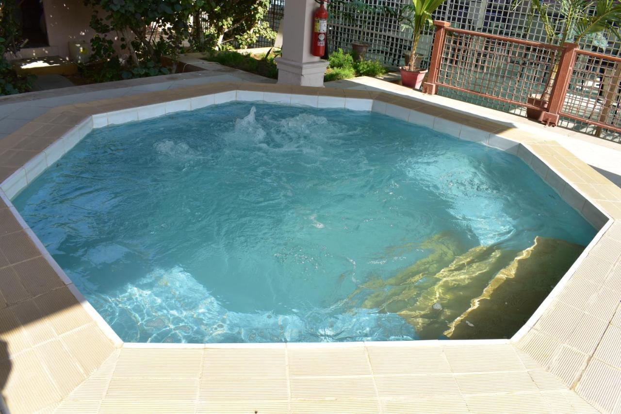 Ramada Plaza By Wyndham Karachi Airport Hotel Экстерьер фото A swimming pool