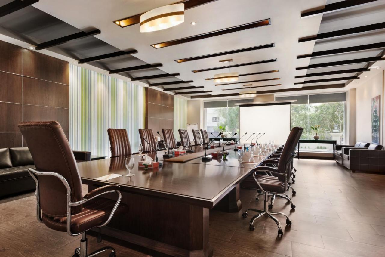 Ramada Plaza By Wyndham Karachi Airport Hotel Экстерьер фото Boardroom at the hotel
