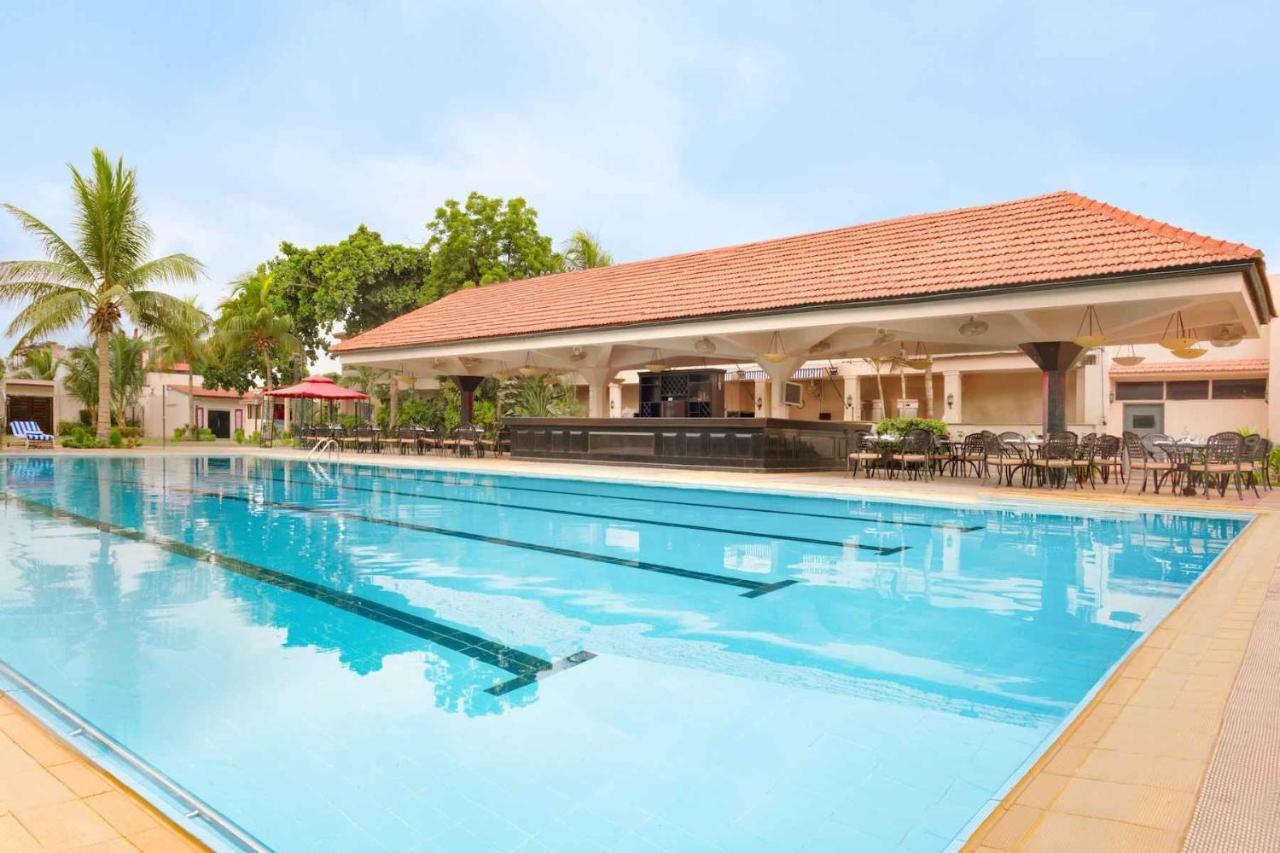 Ramada Plaza By Wyndham Karachi Airport Hotel Экстерьер фото Swimming pool at the club
